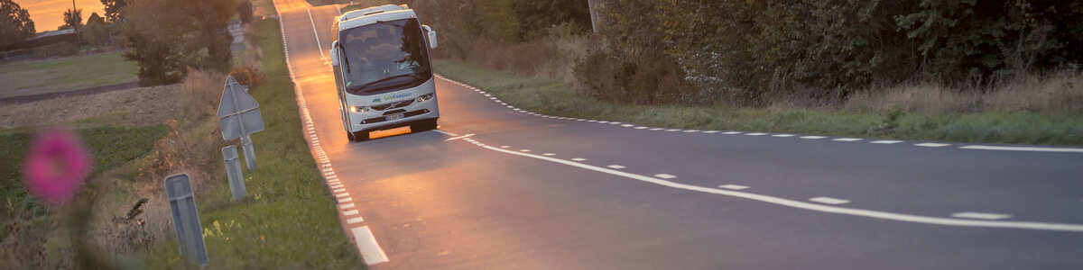 bus couché soleil route